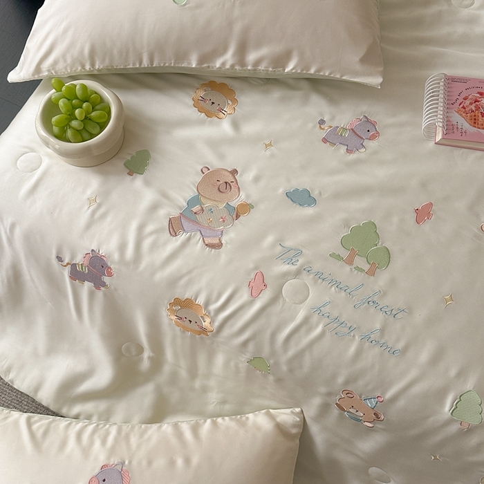 91家纺网 家纺一手货源 找家纺 柚子YOUTH 2025新款60S兰精天丝绣花大豆夏被四件套 小森林