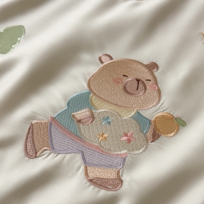 91家纺网 家纺一手货源 找家纺 柚子YOUTH 2025新款60S兰精天丝绣花大豆夏被四件套 小森林