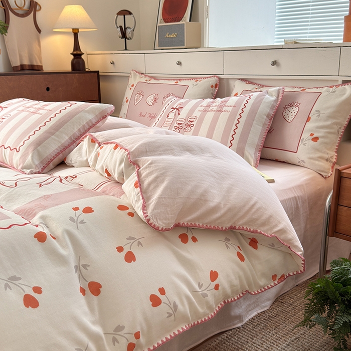 91家纺网 家纺一手货源 找家纺 RYB红黄兰 2025新款全棉大版双层纱贝壳边四件套 奶油草莓