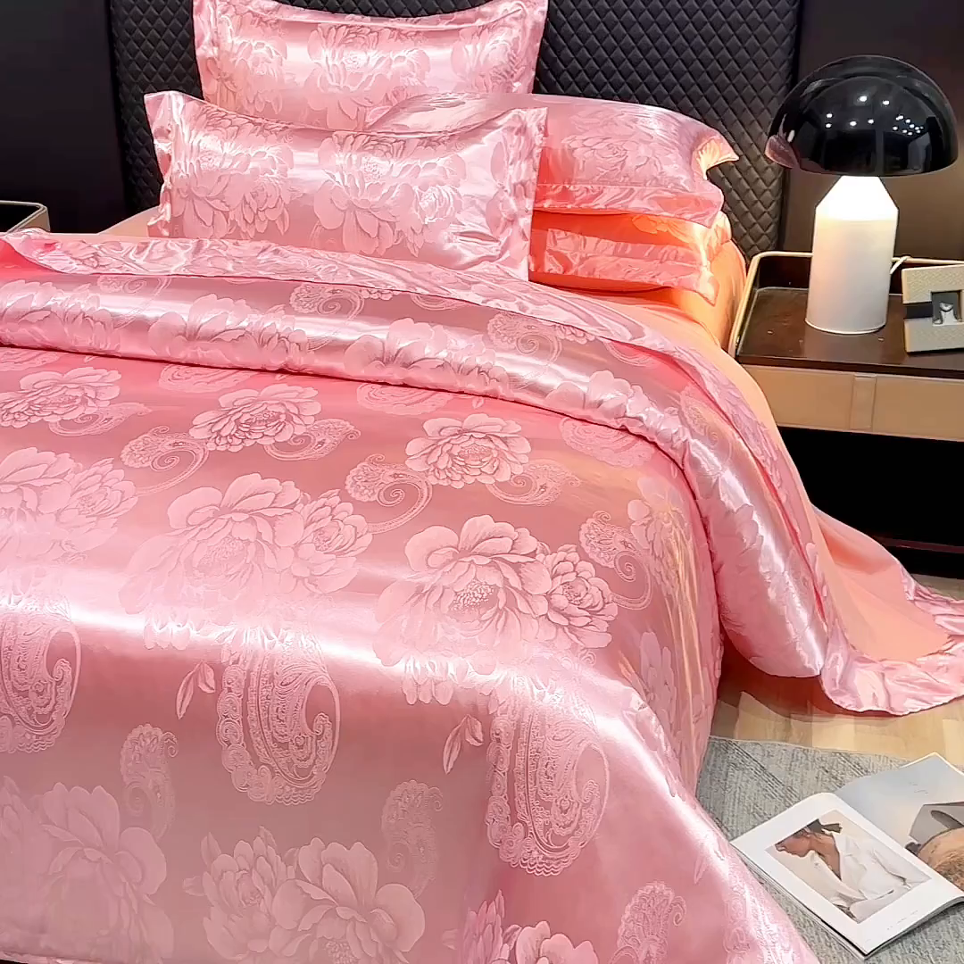 91家纺网 家纺一手货源 找家纺 优美 2025新款高克重贡缎提花四件套系列 花间飞舞-粉玉