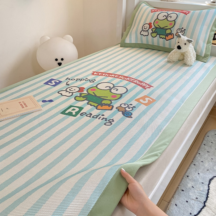 91家纺网 家纺一手货源 找家纺 蓝邻家纺 2025新款学生专用印花冰藤席 三眼蛙