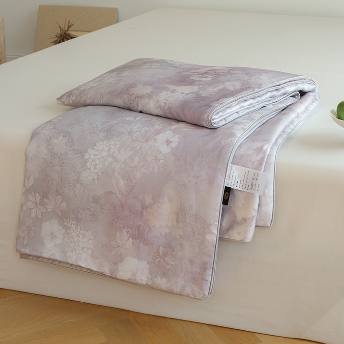 91家纺网 家纺一手货源 找家纺 禾时 2025新款60支奥地利进口兰精天丝数码印花夏被空调被夏凉被薄被子 知槿-紫