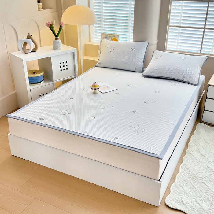 91家纺网 家纺一手货源 找家纺 找底底家纺 2025新款直播A类冰豆豆软席可机洗空调席子凉席三件套 暴力熊-浅灰