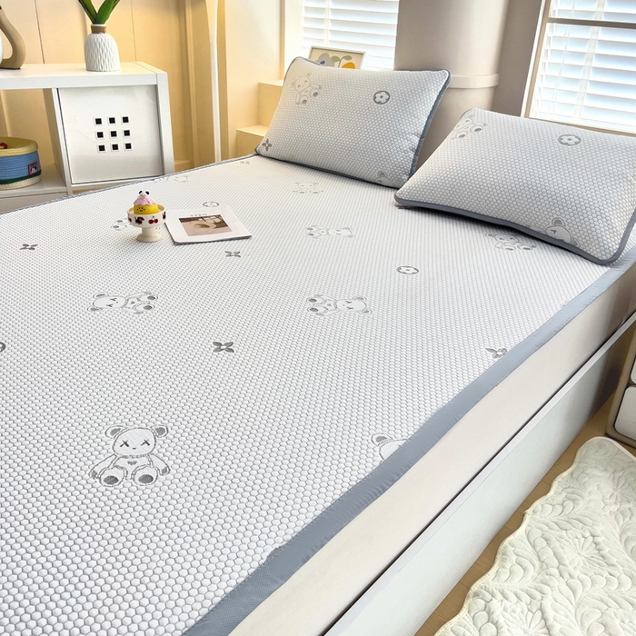 91家纺网 家纺一手货源 找家纺 找底底家纺 2025新款直播A类冰豆豆软席可机洗空调席子凉席三件套 暴力熊-浅灰