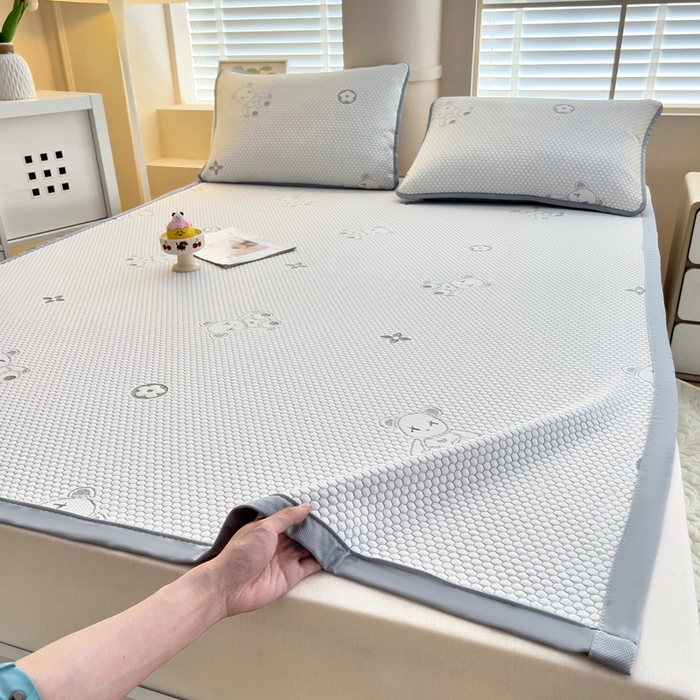 91家纺网 家纺一手货源 找家纺 找底底家纺 2025新款直播A类冰豆豆软席可机洗空调席子凉席三件套 暴力熊-浅灰