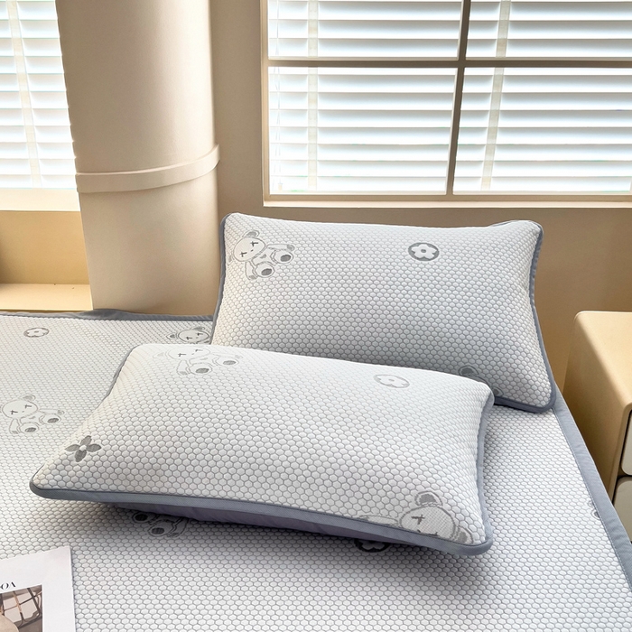 91家纺网 家纺一手货源 找家纺 找底底家纺 2025新款直播A类冰豆豆软席可机洗空调席子凉席三件套 暴力熊-浅灰