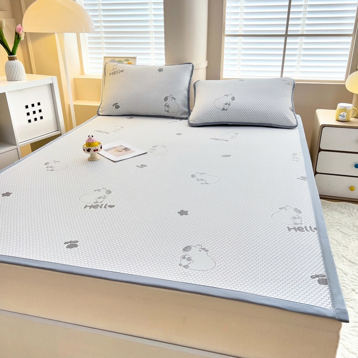 91家纺网 家纺一手货源 找家纺 找底底家纺 2025新款直播A类冰豆豆软席可机洗空调席子凉席三件套 卡皮巴拉-浅灰