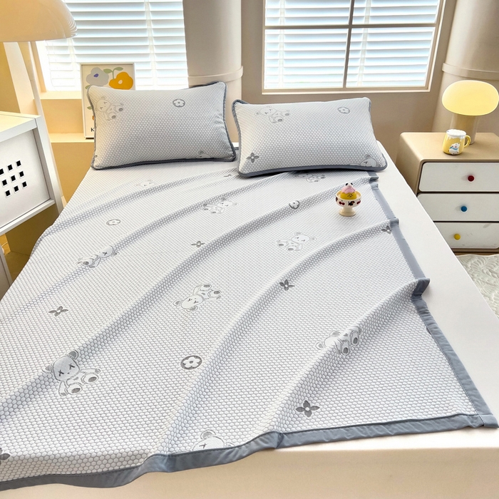 91家纺网 家纺一手货源 找家纺 找底底家纺 2025新款直播A类冰豆豆软席可机洗空调席子凉席三件套 暴力熊-浅灰