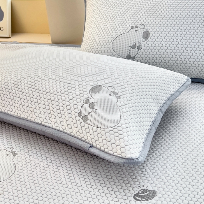 91家纺网 家纺一手货源 找家纺 找底底家纺 2025新款直播A类冰豆豆软席可机洗空调席子凉席三件套 卡皮巴拉-浅灰