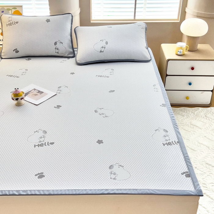 91家纺网 家纺一手货源 找家纺 找底底家纺 2025新款直播A类冰豆豆软席可机洗空调席子凉席三件套 卡皮巴拉-浅灰