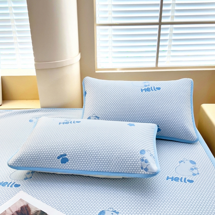 91家纺网 家纺一手货源 找家纺 找底底家纺 2025新款直播A类冰豆豆软席可机洗空调席子凉席三件套 卡皮巴拉-天蓝