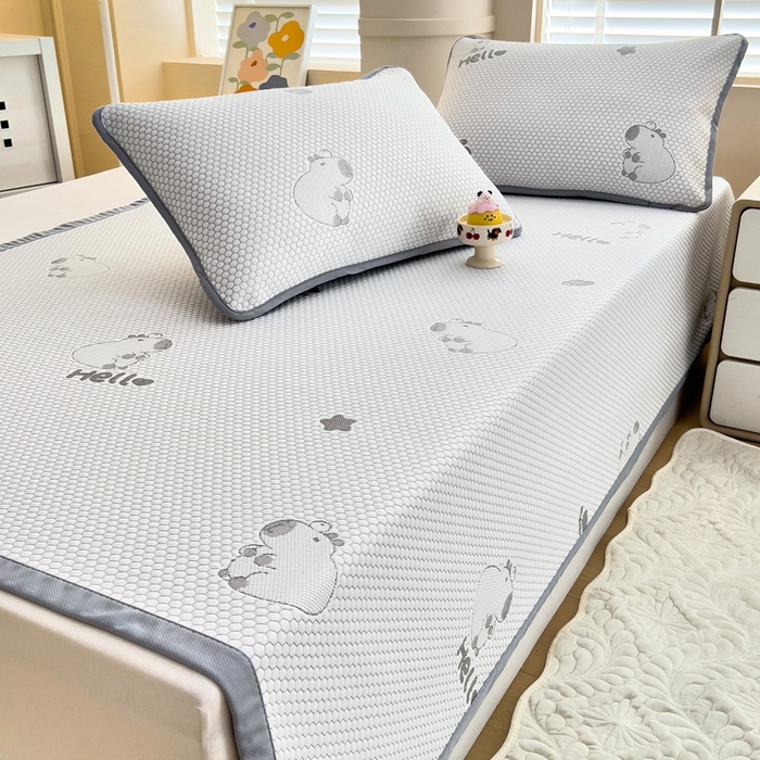 91家纺网 家纺一手货源 找家纺 找底底家纺 2025新款直播A类冰豆豆软席可机洗空调席子凉席三件套 卡皮巴拉-浅灰