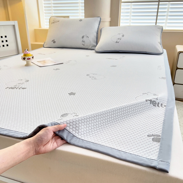 91家纺网 家纺一手货源 找家纺 找底底家纺 2025新款直播A类冰豆豆软席可机洗空调席子凉席三件套 卡皮巴拉-浅灰