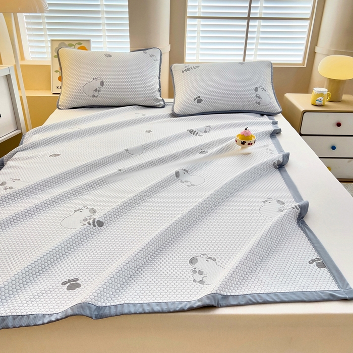 91家纺网 家纺一手货源 找家纺 找底底家纺 2025新款直播A类冰豆豆软席可机洗空调席子凉席三件套 卡皮巴拉-浅灰