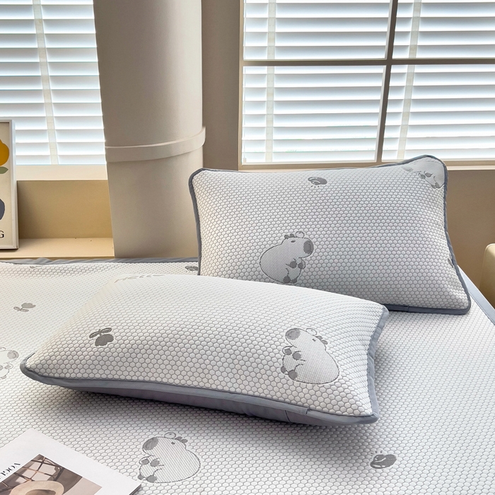 91家纺网 家纺一手货源 找家纺 找底底家纺 2025新款直播A类冰豆豆软席可机洗空调席子凉席三件套 卡皮巴拉-浅灰