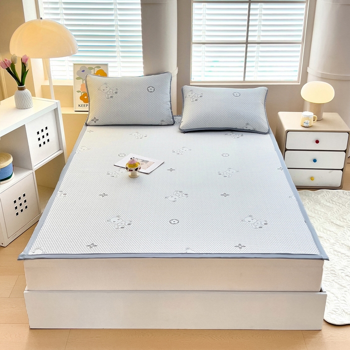 91家纺网 家纺一手货源 找家纺 找底底家纺 2025新款直播A类冰豆豆软席可机洗空调席子凉席三件套 暴力熊-浅灰