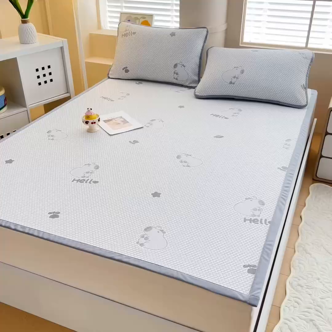 91家纺网 家纺一手货源 找家纺 找底底家纺 2025新款直播A类冰豆豆软席可机洗空调席子凉席三件套 卡皮巴拉-浅灰