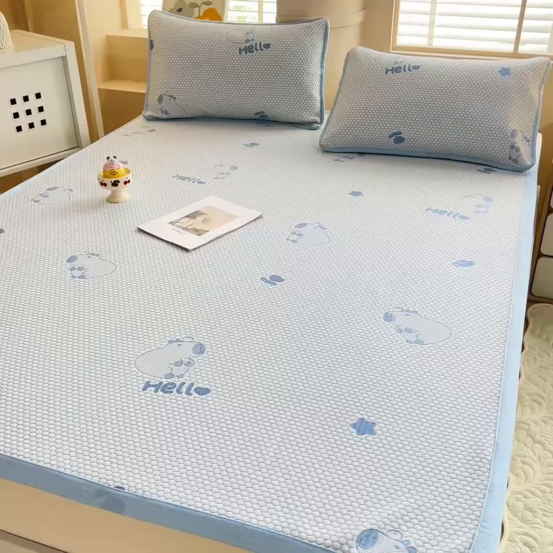 91家纺网 家纺一手货源 找家纺 找底底家纺 2025新款直播A类冰豆豆软席可机洗空调席子凉席三件套 卡皮巴拉-天蓝