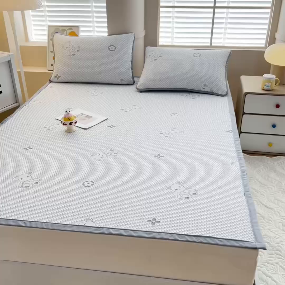 91家纺网 家纺一手货源 找家纺 找底底家纺 2025新款直播A类冰豆豆软席可机洗空调席子凉席三件套 暴力熊-浅灰