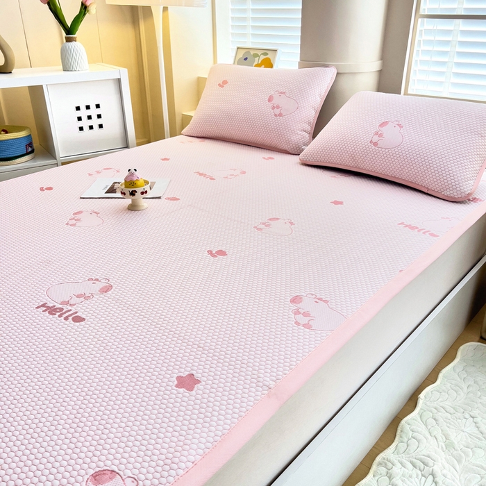 91家纺网 家纺一手货源 找家纺 找底底家纺 2025新款直播A类冰豆豆软席可机洗空调席子凉席三件套 卡皮巴拉-粉玉