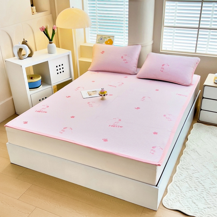 91家纺网 家纺一手货源 找家纺 找底底家纺 2025新款直播A类冰豆豆软席可机洗空调席子凉席三件套 卡皮巴拉-粉玉