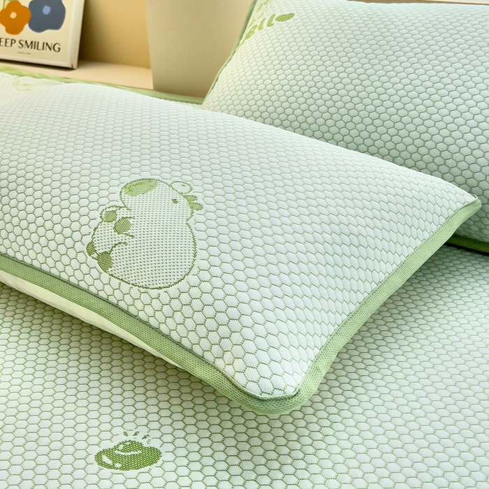 91家纺网 家纺一手货源 找家纺 找底底家纺 2025新款直播A类冰豆豆软席可机洗空调席子凉席三件套 卡皮巴拉-草绿