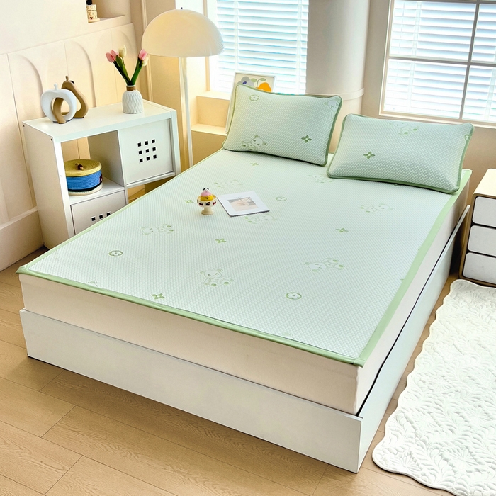 91家纺网 家纺一手货源 找家纺 找底底家纺 2025新款直播A类冰豆豆软席可机洗空调席子凉席三件套 暴力熊-草绿