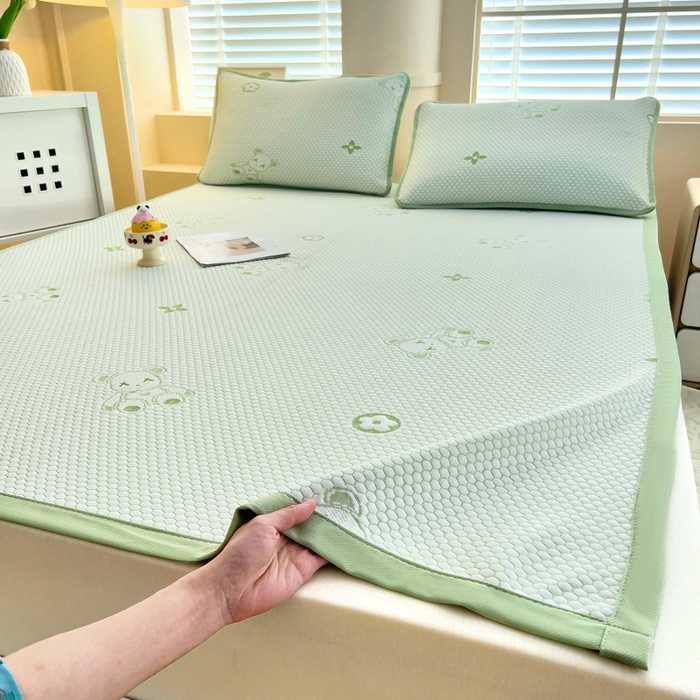 91家纺网 家纺一手货源 找家纺 找底底家纺 2025新款直播A类冰豆豆软席可机洗空调席子凉席三件套 暴力熊-草绿