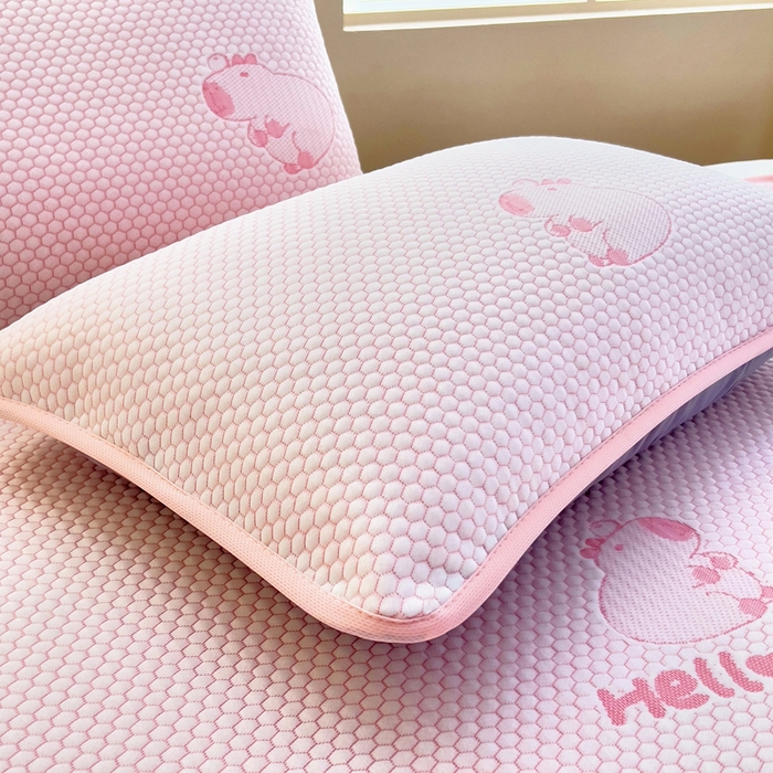 91家纺网 家纺一手货源 找家纺 找底底家纺 2025新款直播A类冰豆豆软席可机洗空调席子凉席三件套 卡皮巴拉-粉玉