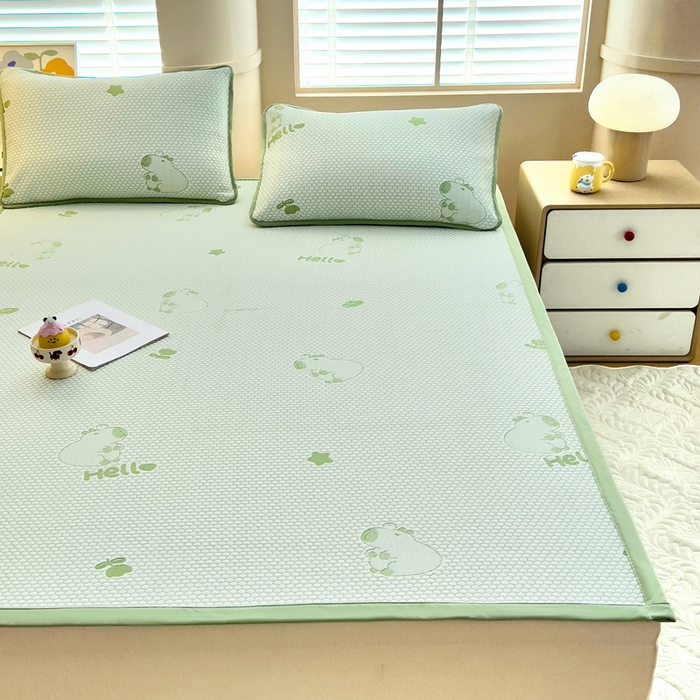 91家纺网 家纺一手货源 找家纺 找底底家纺 2025新款直播A类冰豆豆软席可机洗空调席子凉席三件套 卡皮巴拉-草绿