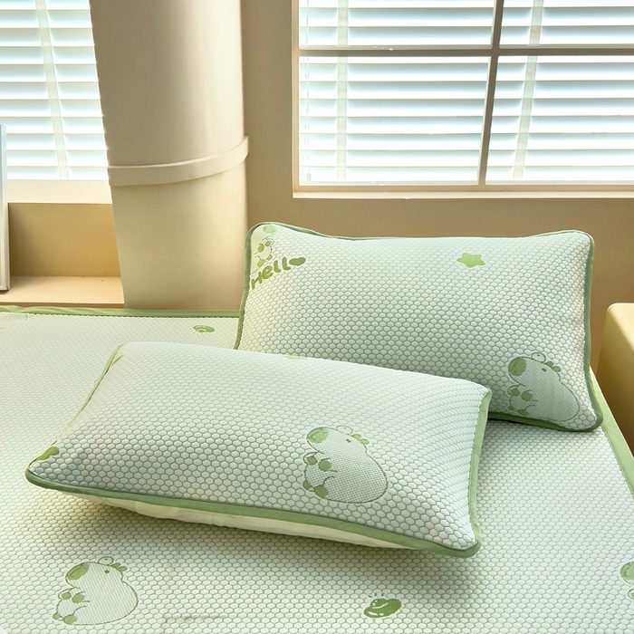 91家纺网 家纺一手货源 找家纺 找底底家纺 2025新款直播A类冰豆豆软席可机洗空调席子凉席三件套 卡皮巴拉-草绿