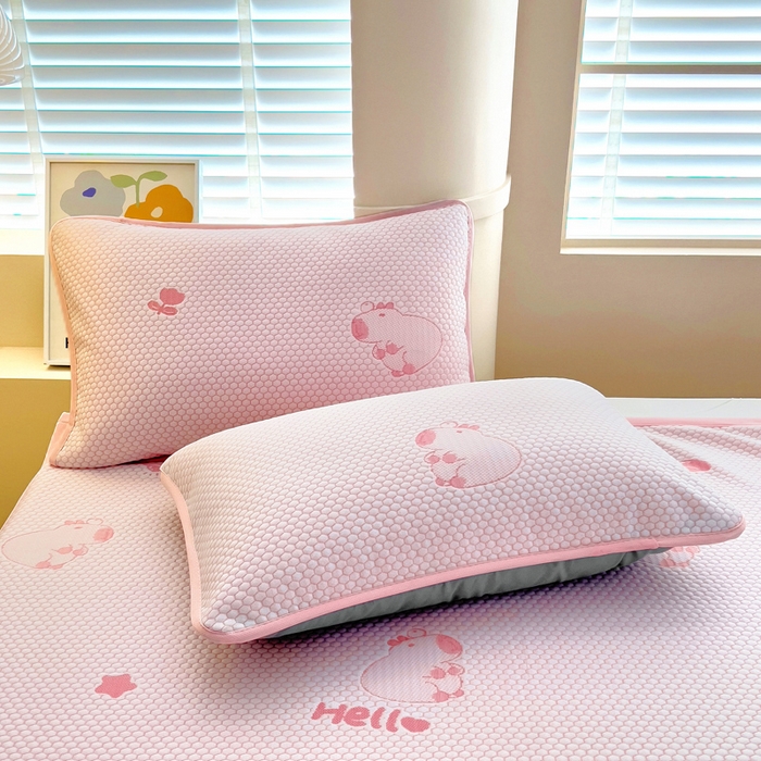 91家纺网 家纺一手货源 找家纺 找底底家纺 2025新款直播A类冰豆豆软席可机洗空调席子凉席三件套 卡皮巴拉-粉玉