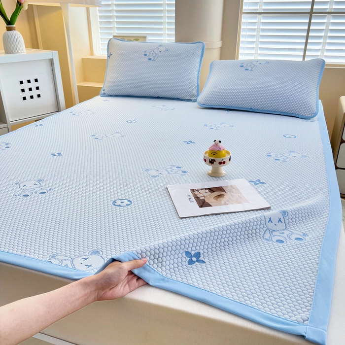 91家纺网 家纺一手货源 找家纺 找底底家纺 2025新款直播A类冰豆豆软席可机洗空调席子凉席三件套 暴力熊-天蓝