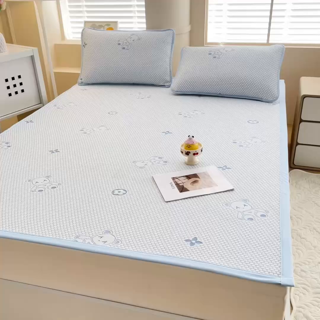 91家纺网 家纺一手货源 找家纺 找底底家纺 2025新款直播A类冰豆豆软席可机洗空调席子凉席三件套 暴力熊-天蓝