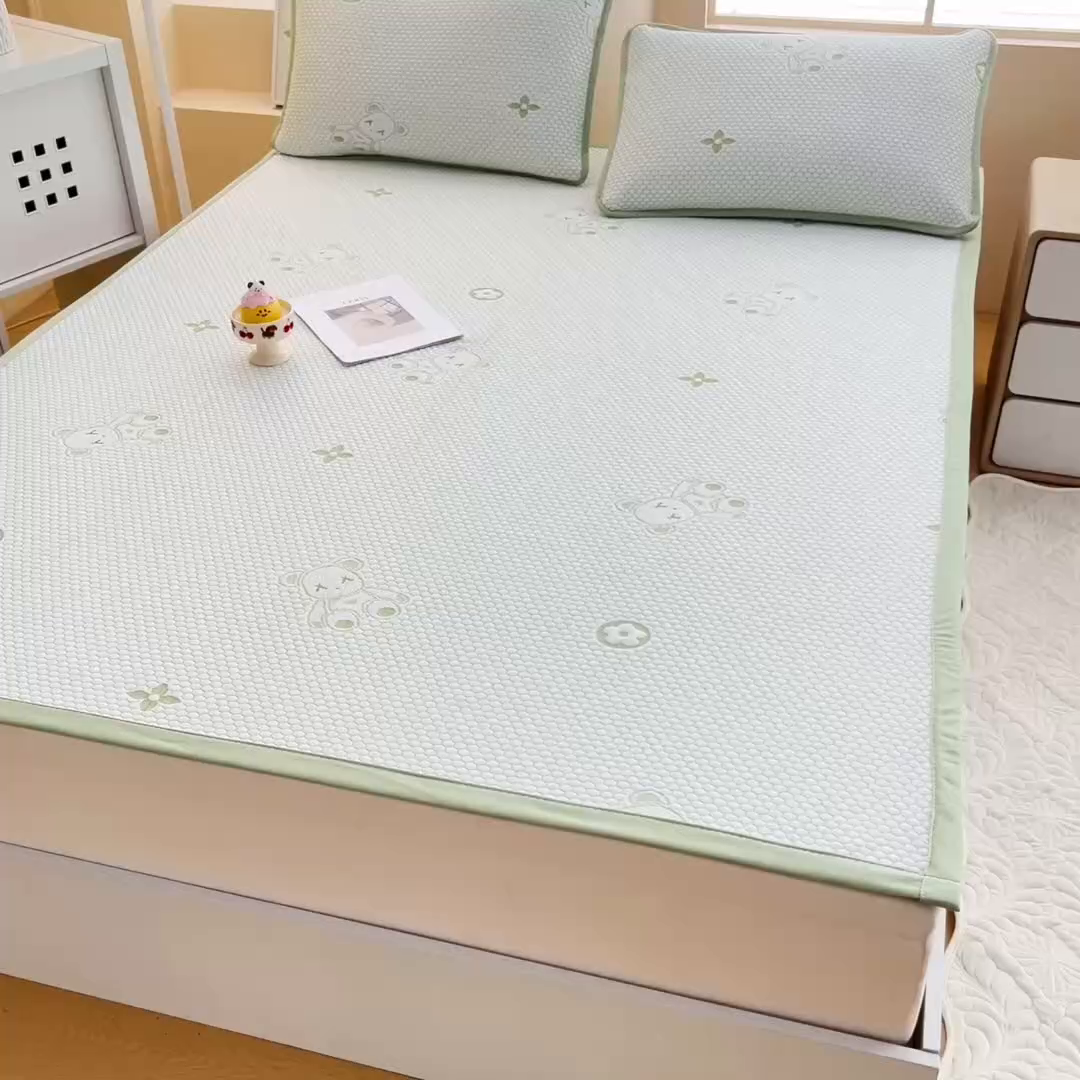 91家纺网 家纺一手货源 找家纺 找底底家纺 2025新款直播A类冰豆豆软席可机洗空调席子凉席三件套 暴力熊-草绿