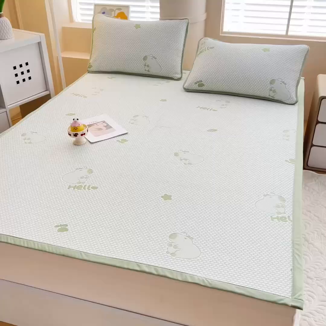 91家纺网 家纺一手货源 找家纺 找底底家纺 2025新款直播A类冰豆豆软席可机洗空调席子凉席三件套 卡皮巴拉-草绿