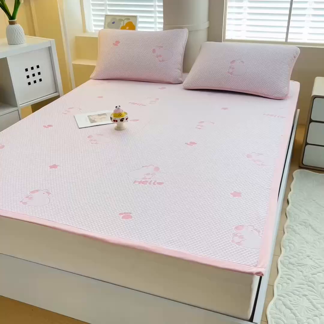 91家纺网 家纺一手货源 找家纺 找底底家纺 2025新款直播A类冰豆豆软席可机洗空调席子凉席三件套 卡皮巴拉-粉玉