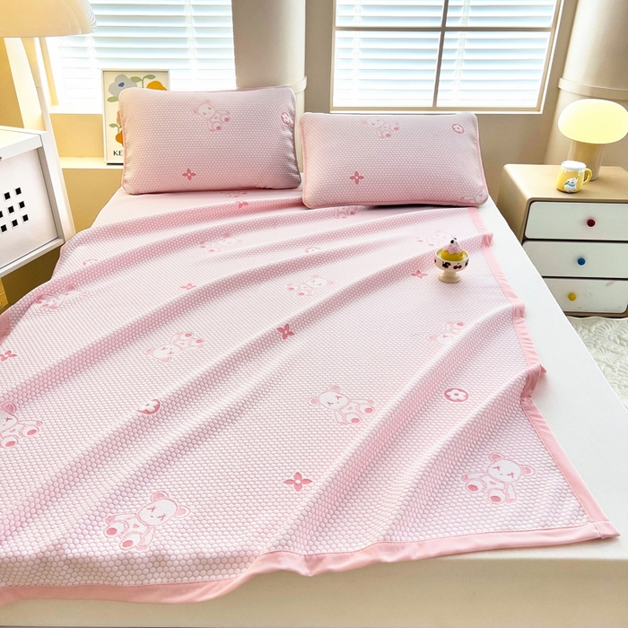 91家纺网 家纺一手货源 找家纺 找底底家纺 2025新款直播A类冰豆豆软席可机洗空调席子凉席三件套 暴力熊-粉玉