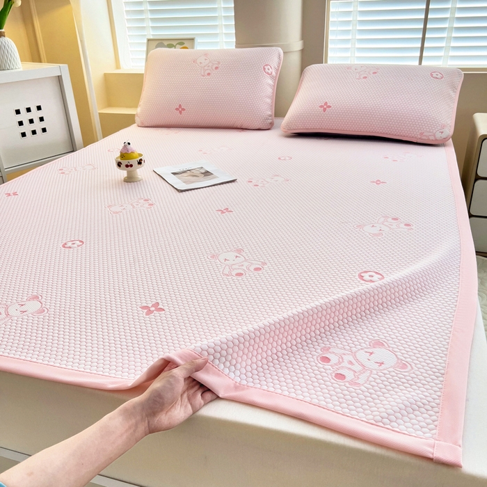 91家纺网 家纺一手货源 找家纺 找底底家纺 2025新款直播A类冰豆豆软席可机洗空调席子凉席三件套 暴力熊-粉玉