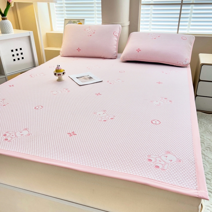 91家纺网 家纺一手货源 找家纺 找底底家纺 2025新款直播A类冰豆豆软席可机洗空调席子凉席三件套 暴力熊-粉玉