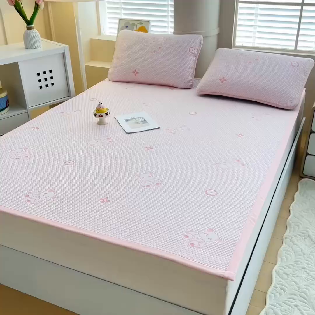 91家纺网 家纺一手货源 找家纺 找底底家纺 2025新款直播A类冰豆豆软席可机洗空调席子凉席三件套 暴力熊-粉玉