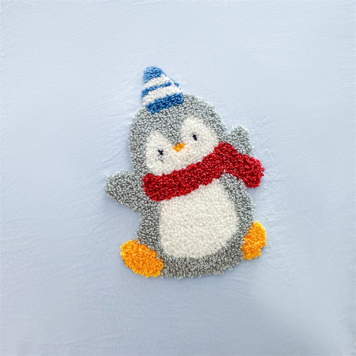 91家纺网 家纺一手货源 找家纺 多品家纺 2025新款超柔水洗棉毛巾绣单被套 豆丁企鹅蓝条