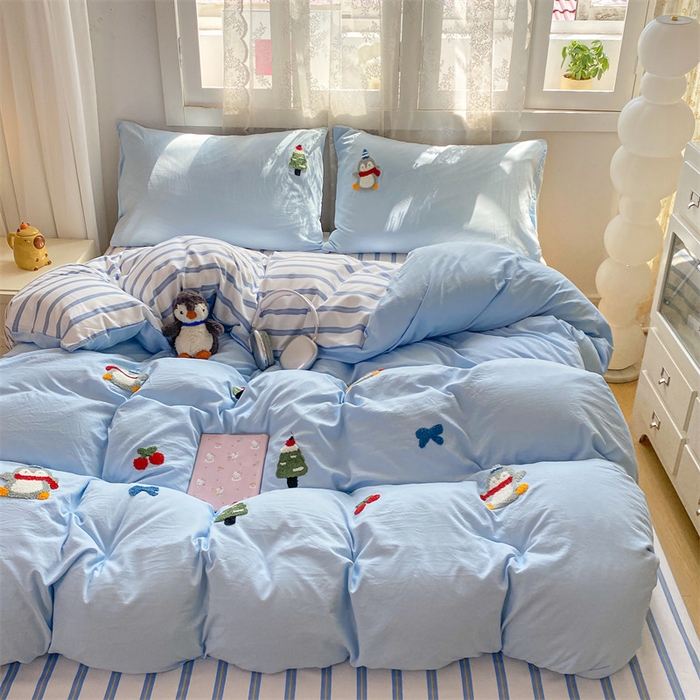 91家纺网 家纺一手货源 找家纺 多品家纺 2025新款超柔水洗棉毛巾绣单被套 豆丁企鹅蓝条