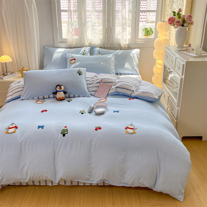 91家纺网 家纺一手货源 找家纺 多品家纺 2025新款超柔水洗棉毛巾绣单被套 豆丁企鹅蓝条