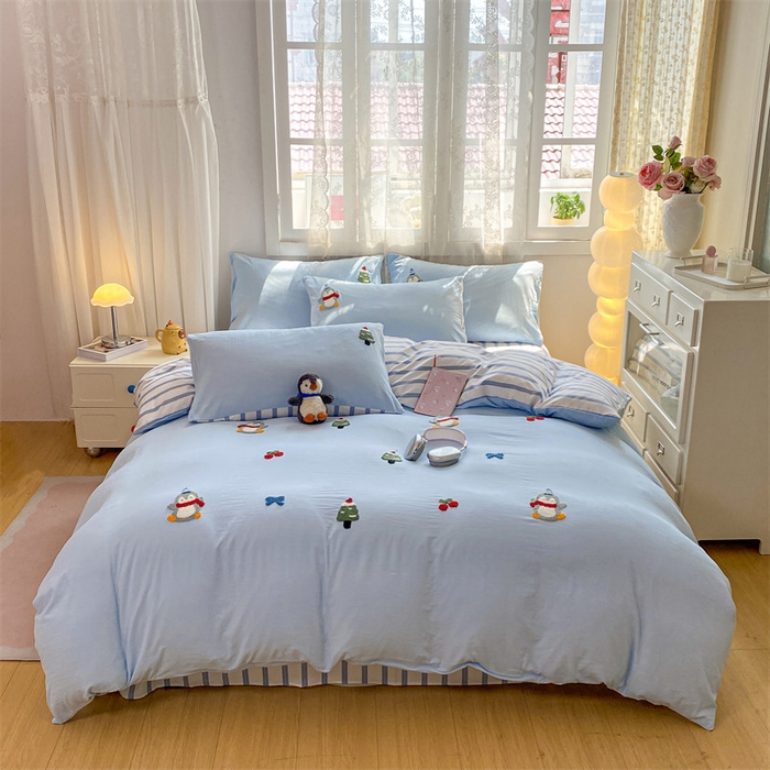 91家纺网 家纺一手货源 找家纺 多品家纺 2025新款超柔水洗棉毛巾绣单被套 豆丁企鹅蓝条