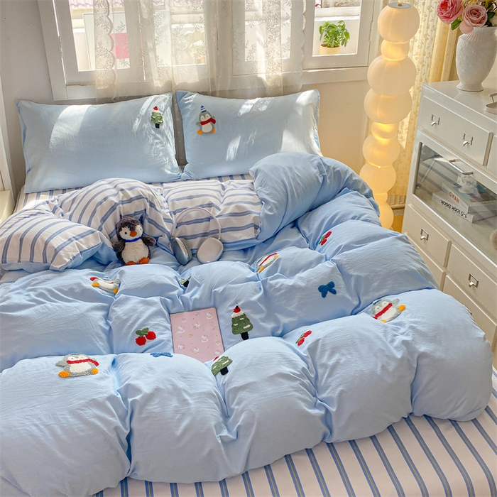 91家纺网 家纺一手货源 找家纺 多品家纺 2025新款超柔水洗棉毛巾绣单被套 豆丁企鹅蓝条