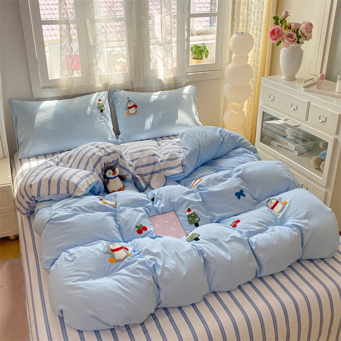 91家纺网 家纺一手货源 找家纺 多品家纺 2025新款超柔水洗棉毛巾绣单被套 豆丁企鹅蓝条