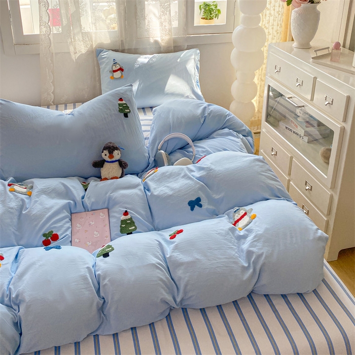 91家纺网 家纺一手货源 找家纺 多品家纺 2025新款超柔水洗棉毛巾绣单被套 豆丁企鹅蓝条