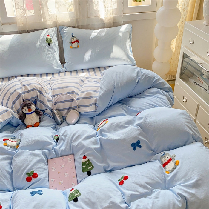 91家纺网 家纺一手货源 找家纺 多品家纺 2025新款超柔水洗棉毛巾绣单被套 豆丁企鹅蓝条