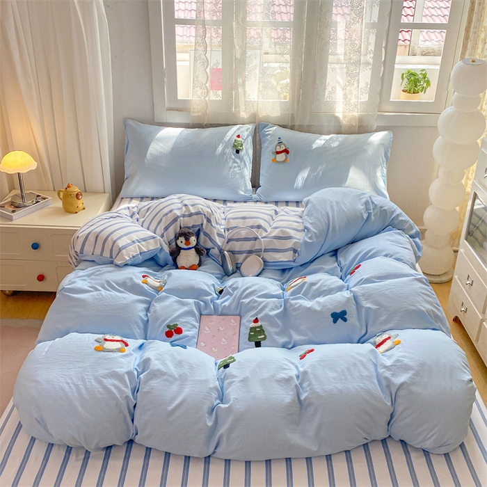 91家纺网 家纺一手货源 找家纺 多品家纺 2025新款超柔水洗棉毛巾绣单被套 豆丁企鹅蓝条